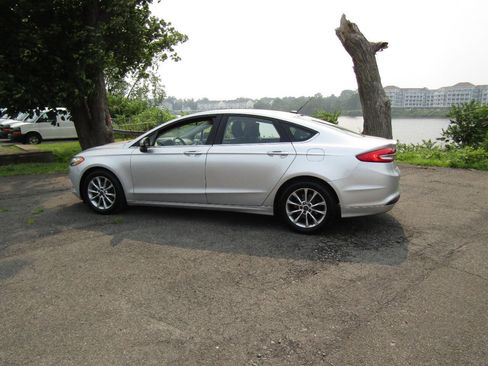 Used 2017 Ford Fusion SE FWD image 4
