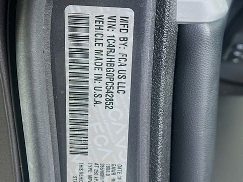 Used 2023 Jeep Grand Cherokee Limited w/ Luxury Tech Group II image 12