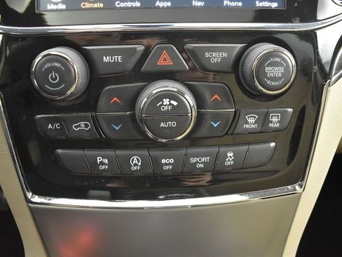 Used 2021 Jeep Grand Cherokee Limited image 17