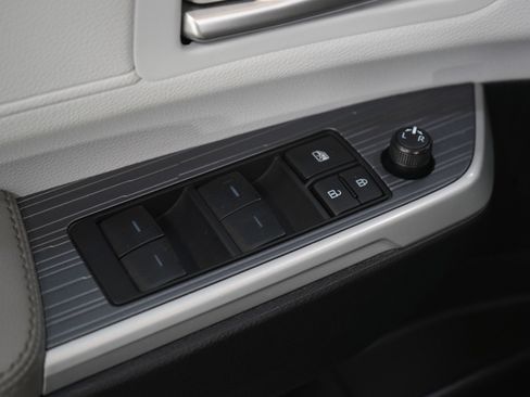 Used 2025 Toyota Sienna XLE w/ XLE Plus Package image 24