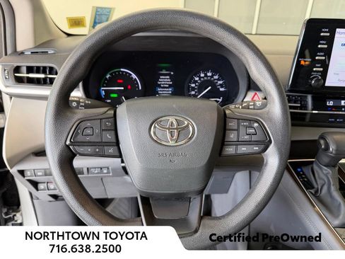 Used 2024 Toyota Sienna LE AWD/4WD image 8