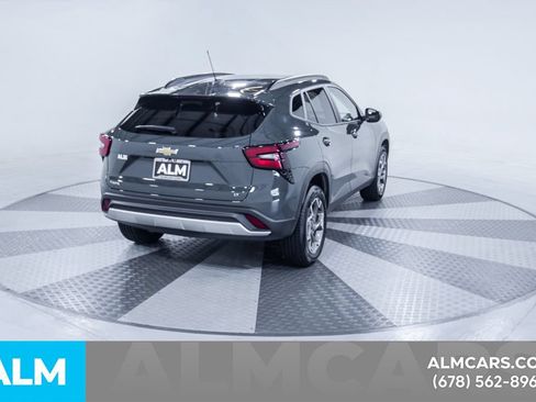 Used 2025 Chevrolet Trax LT FWD image 8