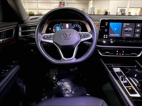 Used 2025 Volkswagen Atlas SE AWD/4WD image 5