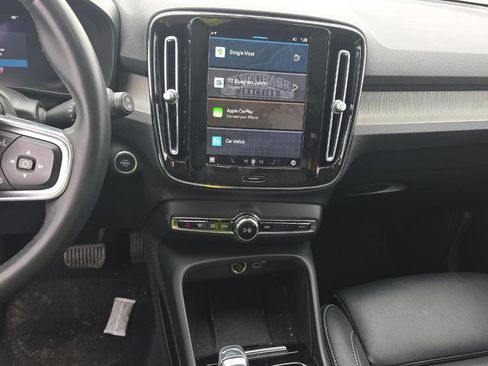 Used 2023 Volvo XC40 B4 Ultimate image 8