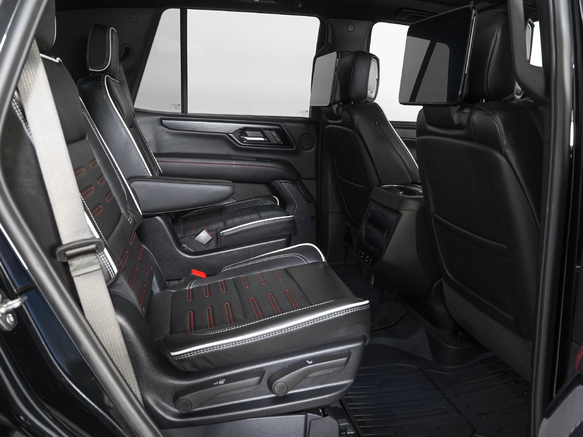 Used 2026 GMC Yukon AT4 Ultimate w/ LPO, Floor Liner Package AWD/4WD image 11