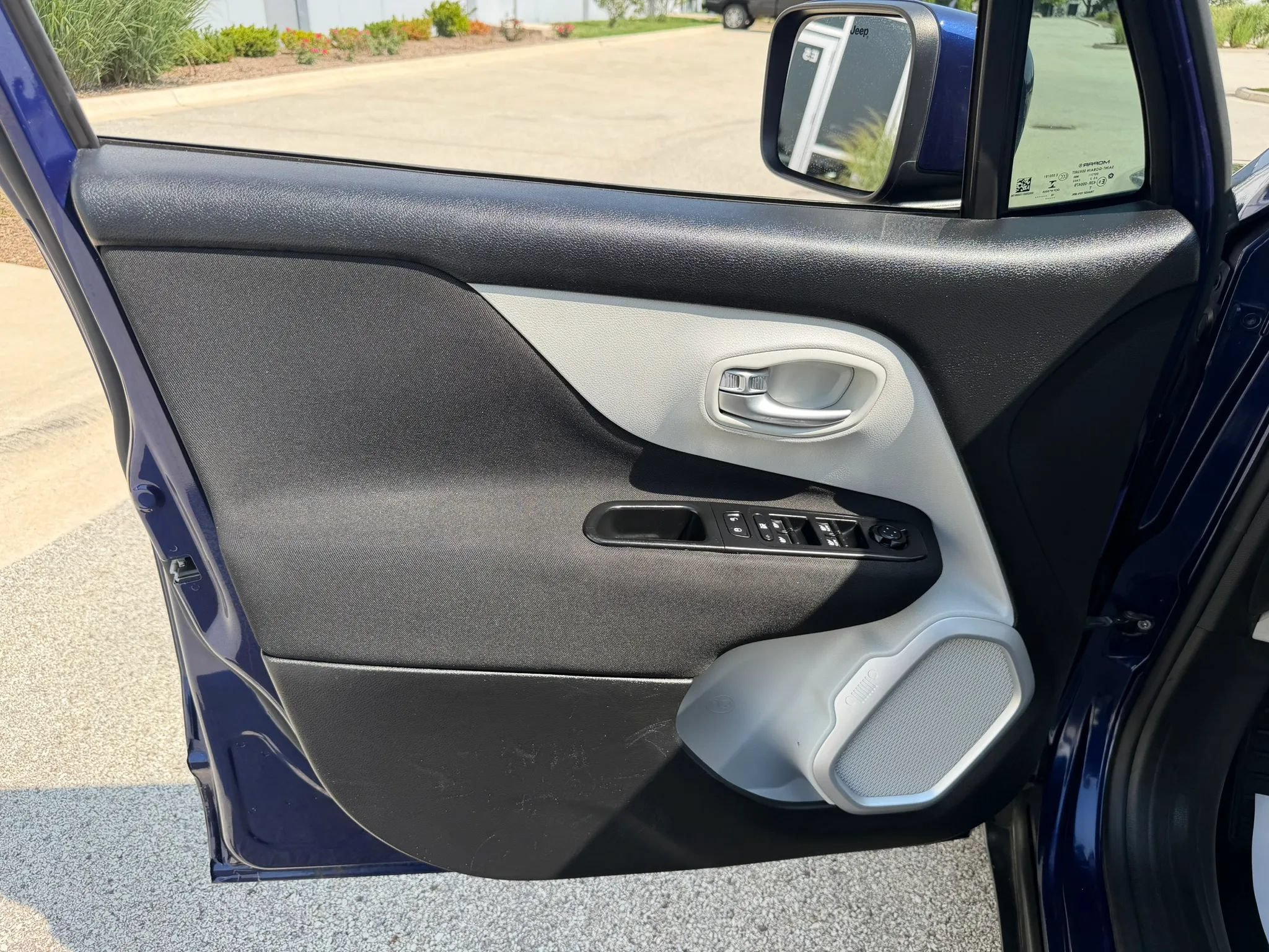 Used 2018 Jeep Renegade Latitude FWD image 15
