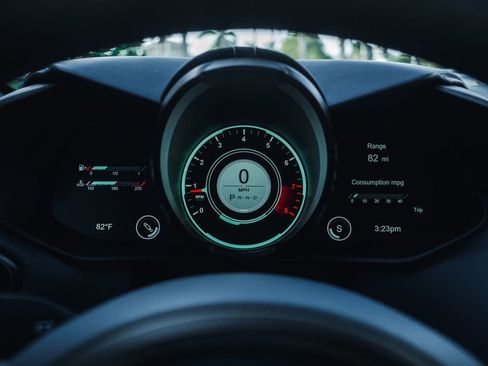 Used 2019 Aston Martin V8 Vantage Coupe image 16