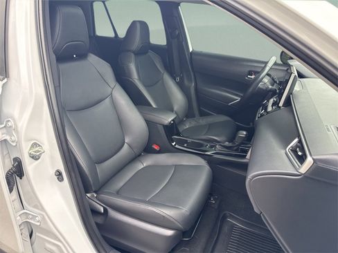 Used 2023 Toyota Corolla Cross XLE image 38