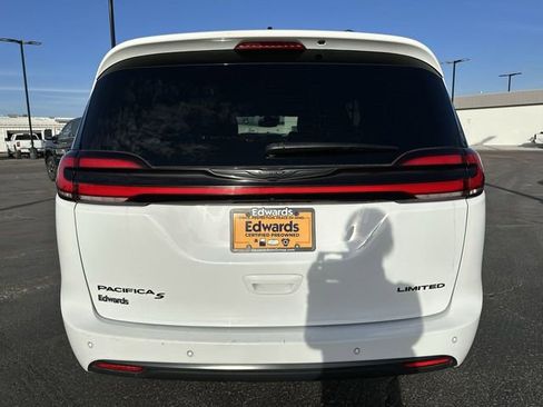 Used 2025 Chrysler Pacifica Limited image 32