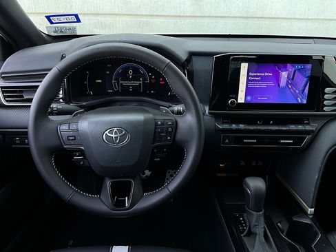 Used 2025 Toyota Camry SE w/ Convenience Package image 14