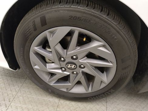Used 2024 Hyundai Elantra SEL image 31