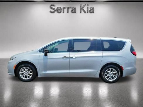 Used 2024 Chrysler Pacifica Touring-L FWD image 2