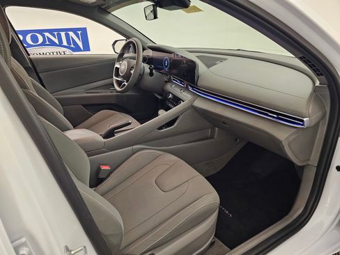 Used 2024 Hyundai Elantra SEL image 31