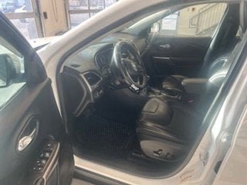 Used 2019 Jeep Cherokee Latitude Plus w/ Cold Weather Group AWD/4WD image 5