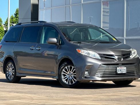 Certified 2018 Toyota Sienna XLE w/ XLE Navigation Package FWD image 2