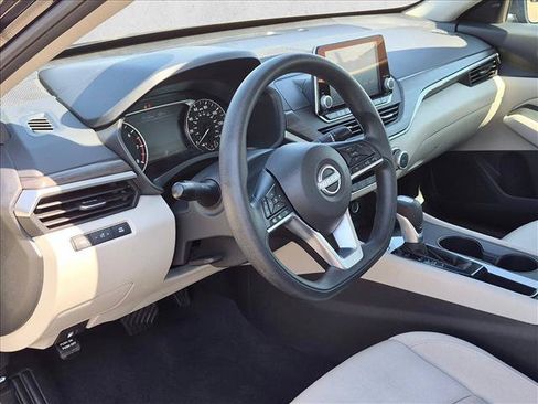 Used 2025 Nissan Altima 2.5 SV FWD image 10