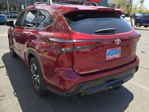 Used 2024 Toyota Highlander XLE FWD image 8