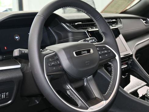 Used 2025 Jeep Grand Cherokee Laredo image 13