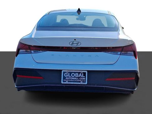 Used 2025 Hyundai Elantra SE image 6
