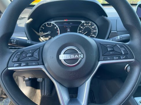 Used 2025 Nissan Altima 2.5 SV FWD image 9