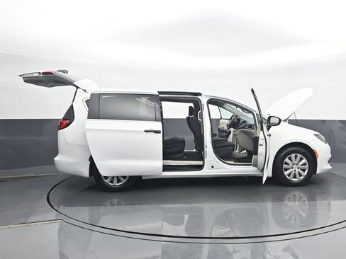 Used 2020 Chrysler Voyager L FWD image 37