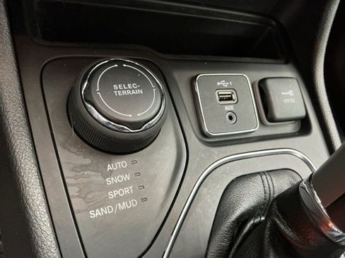 Used 2021 Jeep Cherokee Latitude Lux 80th Anniv w/ Quick Order Package 26U 80TH image 31