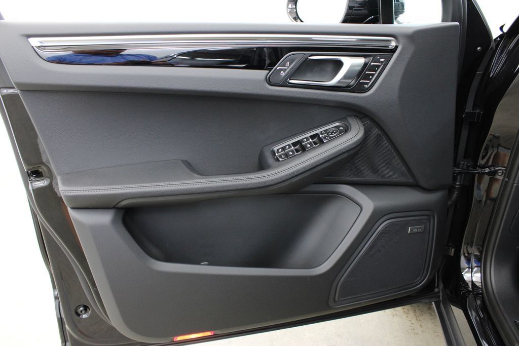 Certified 2025 Porsche Macan AWD/4WD image 22