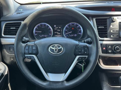 Used 2019 Toyota Highlander LE FWD image 15
