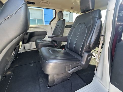 Used 2020 Chrysler Pacifica Touring-L FWD image 13