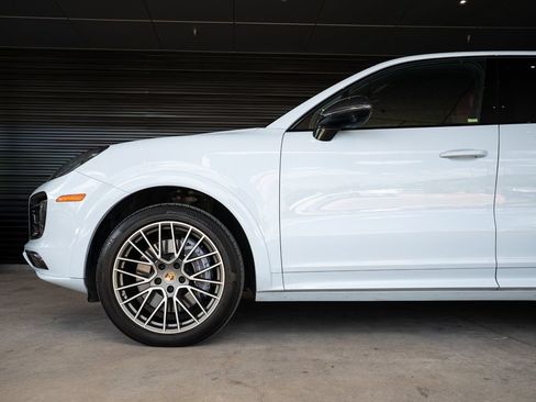 Certified 2023 Porsche Cayenne Platinum Edition AWD/4WD image 11