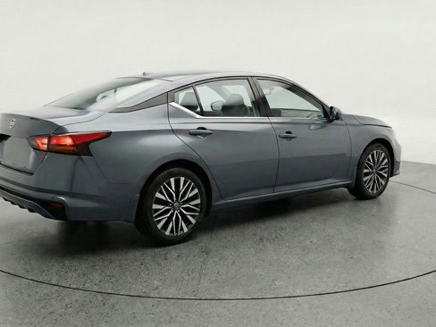 Used 2025 Nissan Altima 2.5 SV FWD image 9