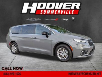Used 2025 Chrysler Pacifica Select