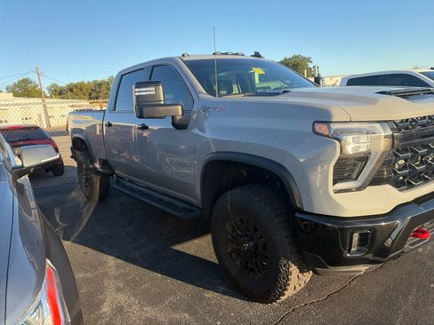 Used 2024 Chevrolet Silverado 2500 ZR2 AWD/4WD image 3