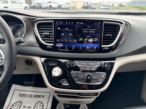 Used 2023 Chrysler Pacifica Touring-L FWD image 17