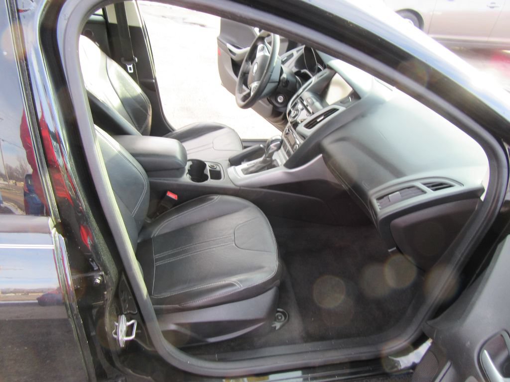 Used 2014 Ford Focus SE w/ Equipment Group 201A FWD image 12