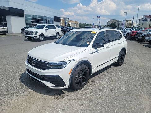Used 2023 Volkswagen Tiguan SE R-Line FWD image 3