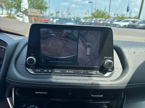 Used 2021 Nissan Rogue SV w/ Premium Package image 19