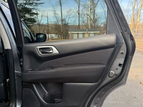 Used 2017 Nissan Pathfinder SV image 12