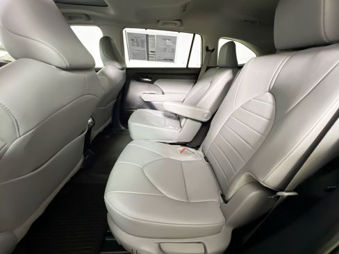 Used 2024 Toyota Highlander XLE FWD image 28