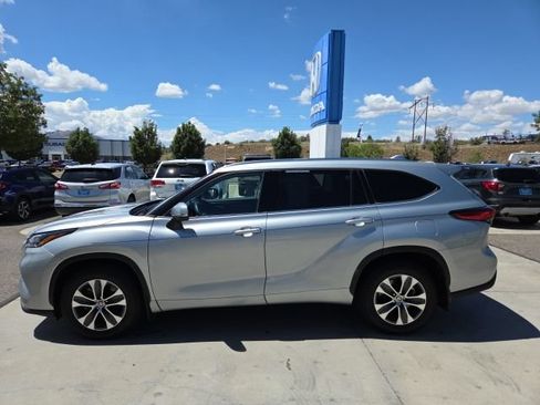 Used 2021 Toyota Highlander XLE AWD/4WD image 8