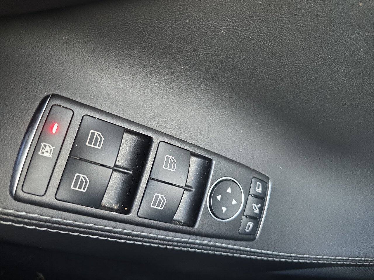 Used 2017 Tesla Model S 60 RWD image 29