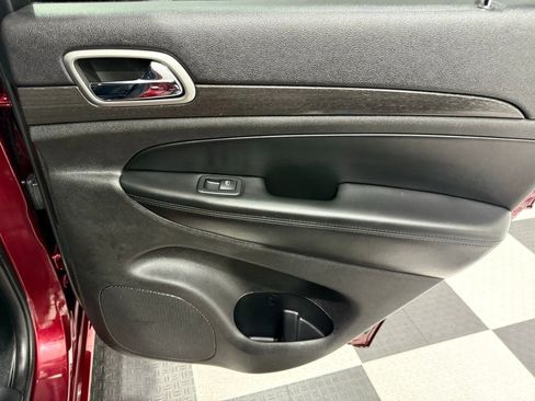 Used 2018 Jeep Grand Cherokee Altitude image 27