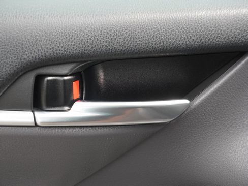 Used 2022 Toyota Camry SE w/ Cold Weather Package FWD image 16