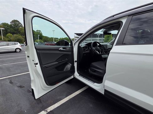 Certified 2025 Volkswagen Taos SE AWD/4WD image 12