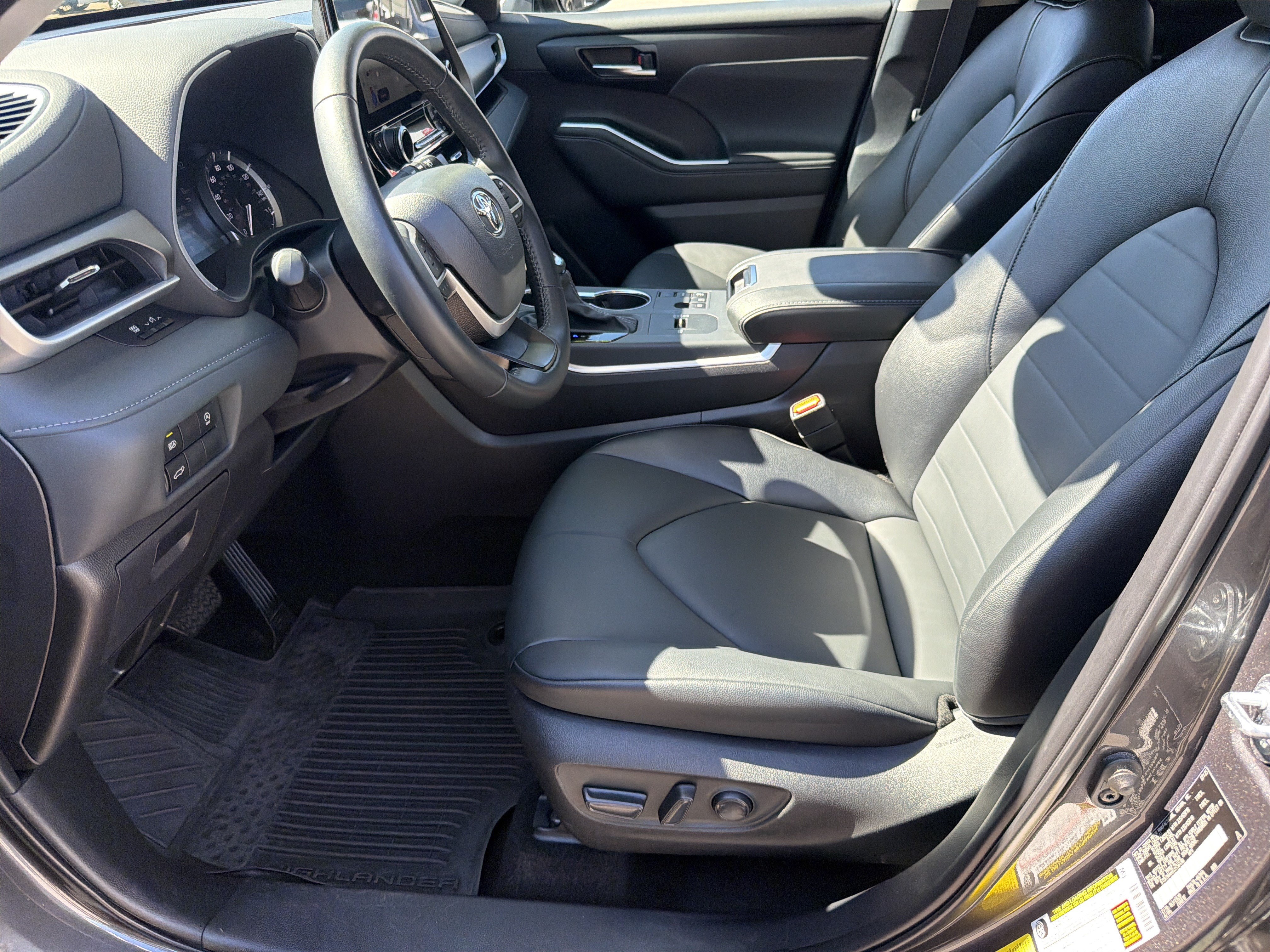 Certified 2025 Toyota Highlander XLE FWD image 18