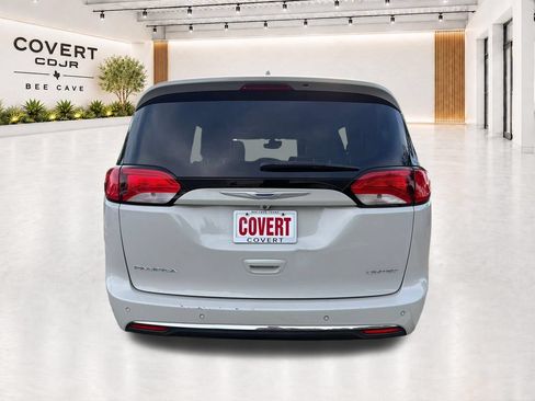 Used 2017 Chrysler Pacifica Limited FWD image 10