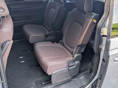 Used 2025 Volkswagen ID. Buzz Pro S Plus RWD image 19