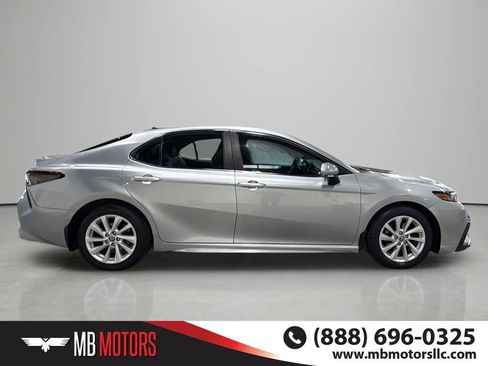 Used 2022 Toyota Camry SE FWD image 3