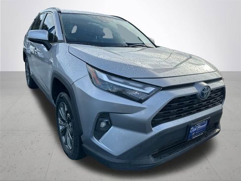 Used 2022 Toyota RAV4 XLE Premium image 5