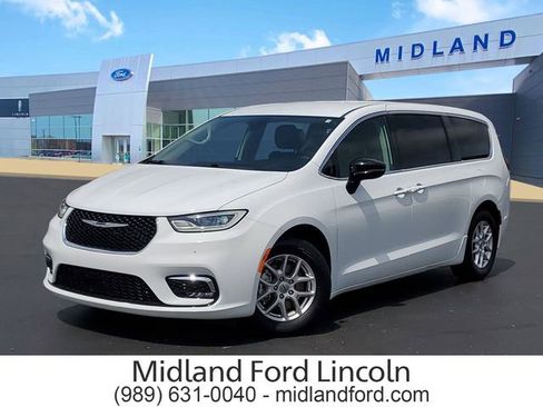 Used 2024 Chrysler Pacifica Touring-L FWD image 1